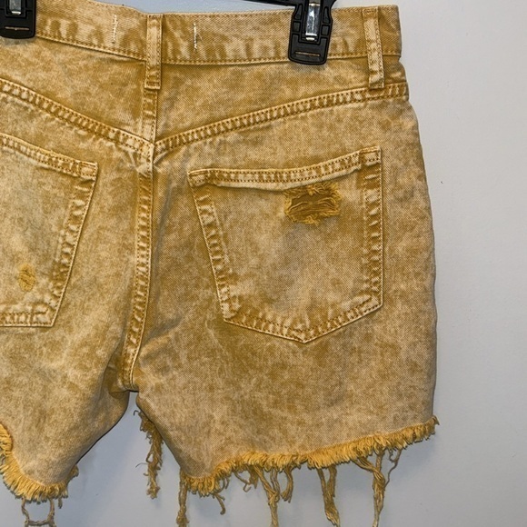 "NWT" FREE PEOPLE WOMEN'S MAGGIE DENIM JEAN SHORTS- YELLOW- SIZE 25‎ - Picture 11 of 12